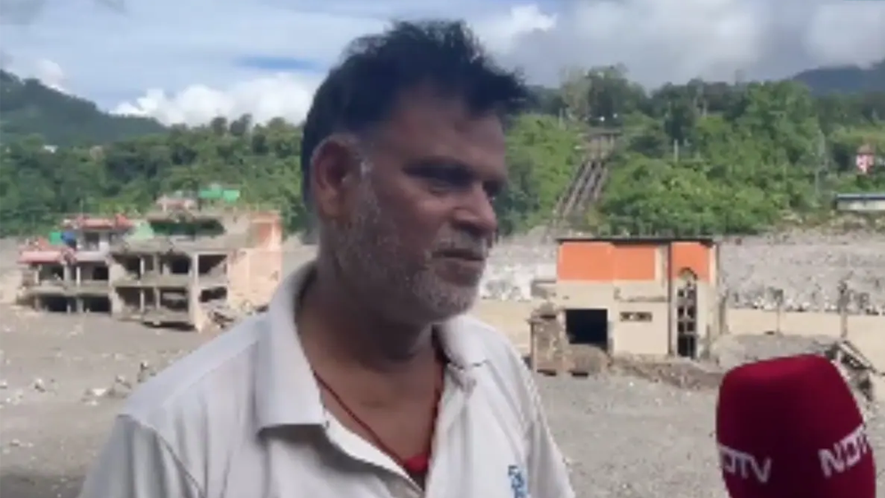 ‘চোখের সামনে কয়েক সেকেন্ডেই ভেসে গেল স্ত্রী-সন্তান’— লোমহর্ষক বর্ণনা দিলেন বেঁচে যাওয়া ব্যক্তি