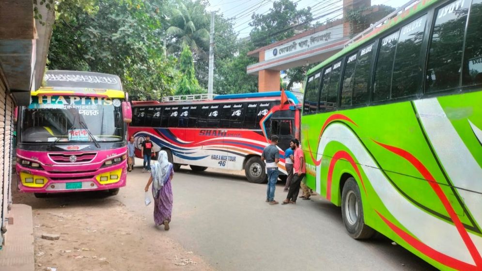 দিনাজপুরে শ্রমিক বিক্ষোভ, সারা দেশের সঙ্গে সড়ক যোগাযোগ বন্ধ