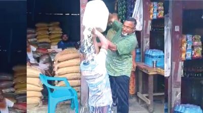 বিক্রেতার মাথায় পানি মেশানো দুধ ঢাললেন পরিদর্শক