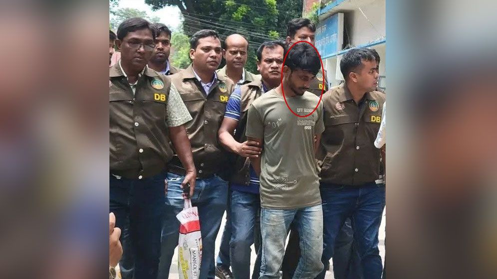‘আমাকে একটু আশ্রয় দাও, আমি চারজনকে খুন করে আসছি’