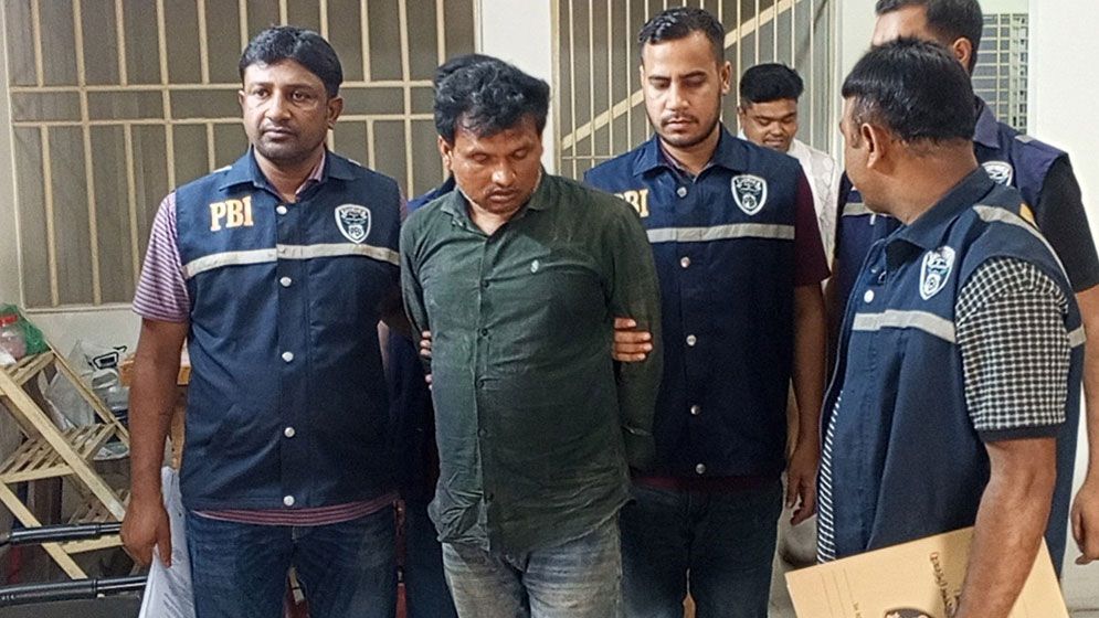 মাকে কুপিয়ে দেহ থেকে মাথা বিচ্ছিন্ন করা শিক্ষক ছেলে গ্রেফতার