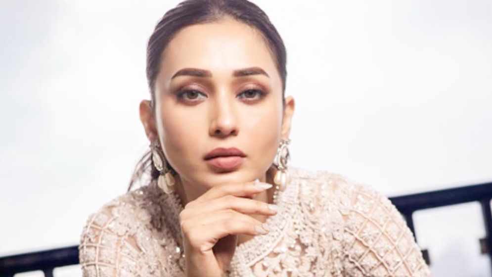 এলোমেলো চুলে বিবর্ণ মিমি, আচমকা কী হলো অভিনেত্রীর