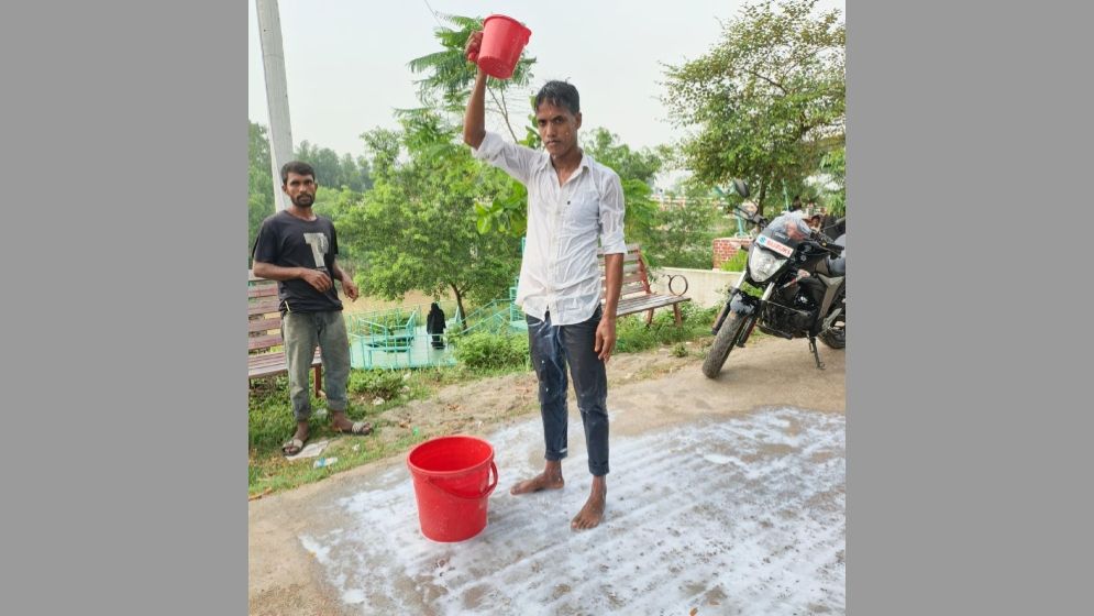 দুধ দিয়ে গোসল করে প্রেমের ইতি টানলেন যুবক