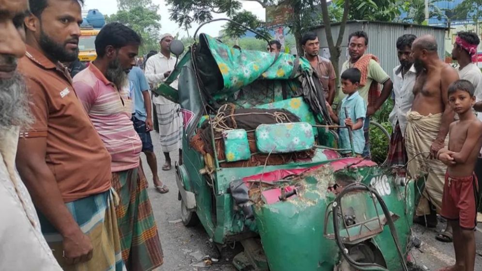 দাঁড়িয়ে থাকা ট্রাকে অটোরিকশার ধাক্কা, নিহত ২
