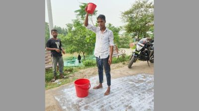 দুধ দিয়ে গোসল করে প্রেমের ইতি টানলেন যুবক