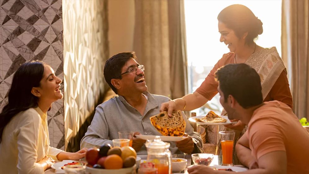 একসঙ্গে খাবার খাওয়া কেন মানসিক স্বাস্থ্যের জন্য উপকারী?