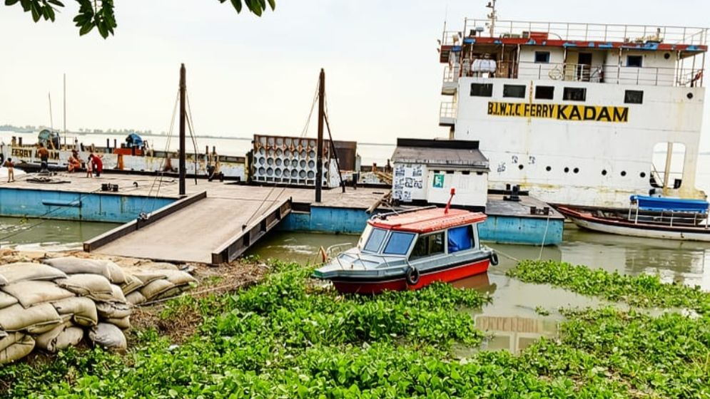 ব্রহ্মপুত্রে ১৫ দিন ধরে ফেরি বন্ধ