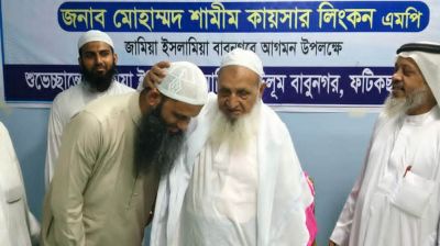 হেফাজত আমিরের দোয়া নিলেন ধর্ম প্রতিমন্ত্রী শামীম কায়সার লিংকন
