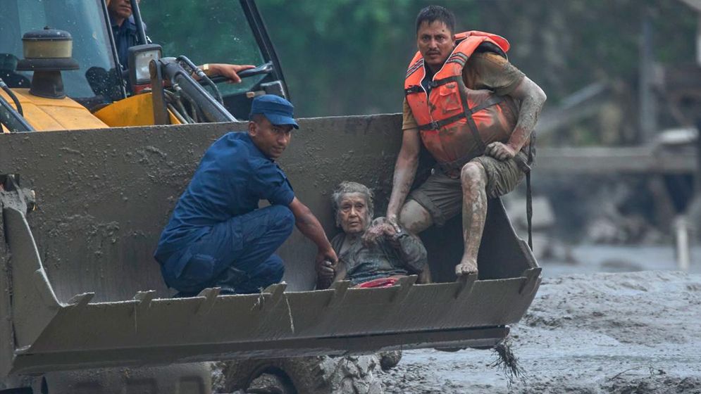 নেপালে ধ্বংসস্তূপ থেকে ৯৭ বছর বয়সি বৃদ্ধাকে জীবিত উদ্ধার