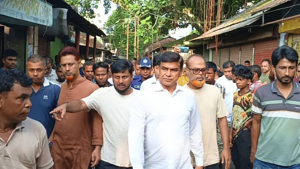 আগুনে ক্ষতিগ্রস্ত বাজার পরিদর্শনে পানিসম্পদ প্রতিমন্ত্রী