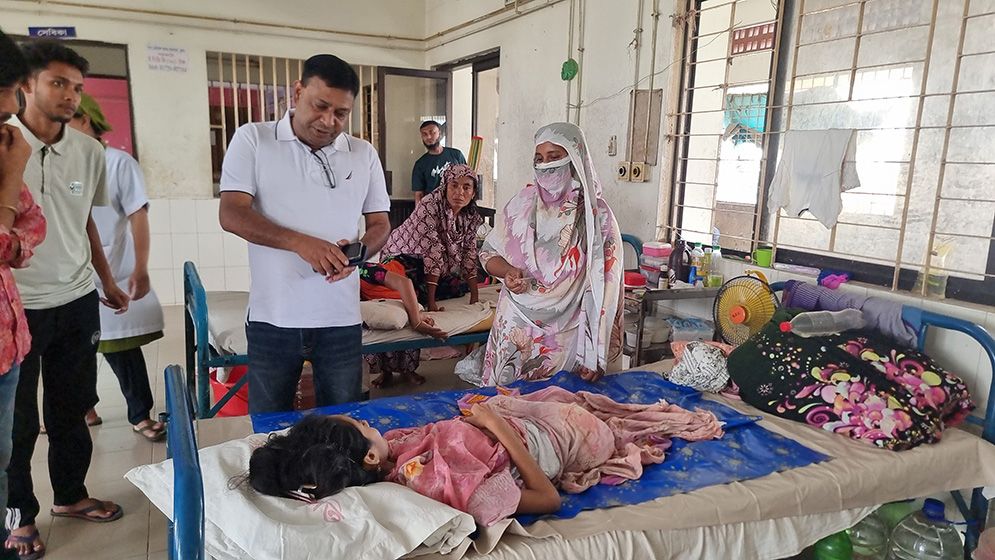 খুলনার অসহায় জান্নাতুলের পাশে ডা. জুবাইদা রহমান