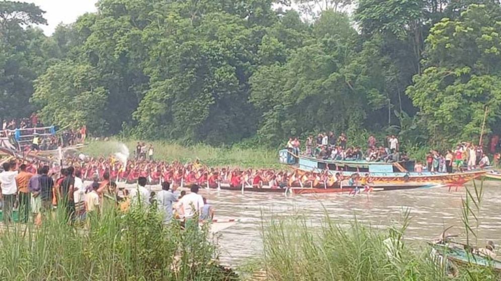 ইছামতী নদীতে নৌকাবাইচ অনুষ্ঠিত
