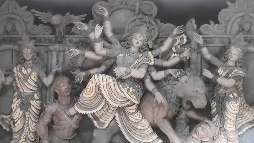 সাতক্ষীরায় দিয়াশলাই কাঠি আর ১০ কেজি রেশমি সুতায় দুর্গা