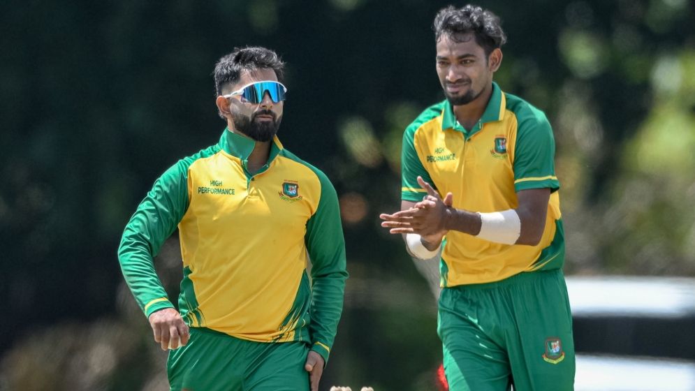 এক উইকেটের নাটকীয় হারে সেমিফাইনাল থেকে বিদায় বাংলাদেশের