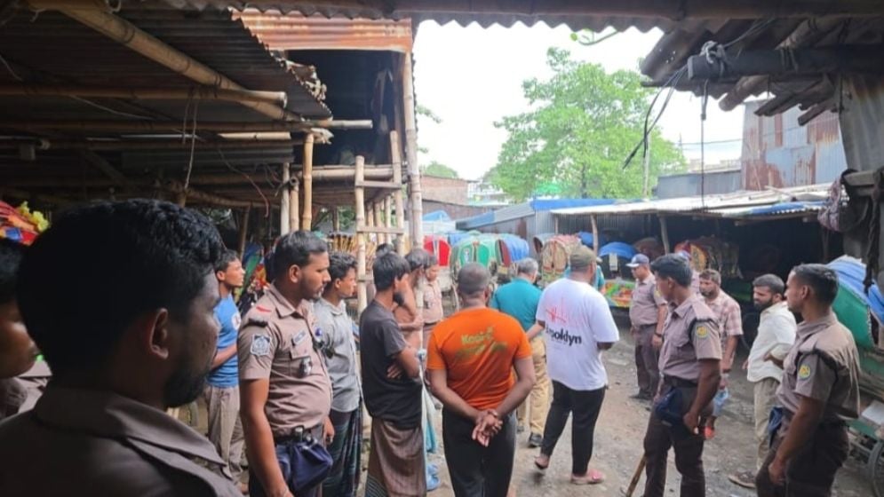ব্যাটারিচালিত রিকশায় অবৈধ বিদ্যুৎ সংযোগ, লালবাগে অভিযান