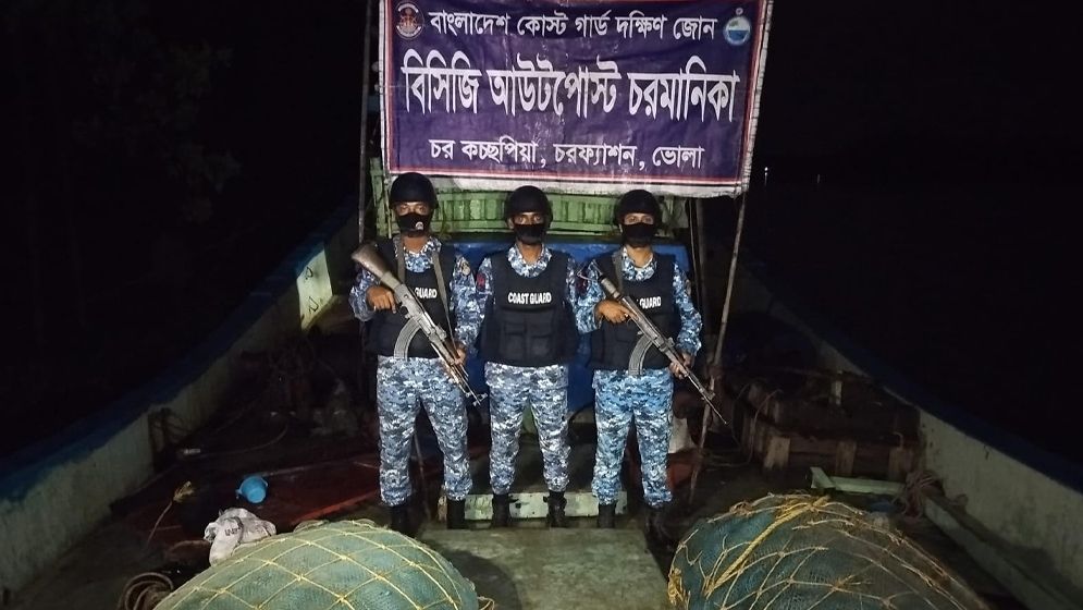ভোলায় ভারতীয় অবৈধ আর্টিসানাল ট্রলিংবোট ও জাল জব্দ