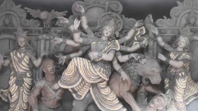 সাতক্ষীরায় দিয়াশলাই কাঠি আর ১০ কেজি রেশমি সুতায় দুর্গা