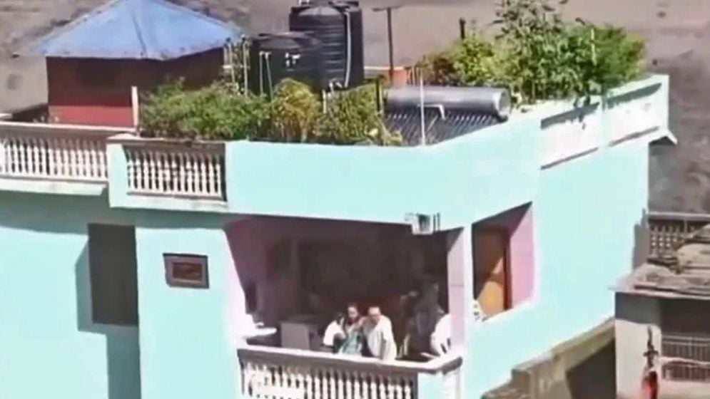 সেই বাড়িতে আটকা পড়া মানুষগুলোর শেষ পর্যন্ত কী হলো?