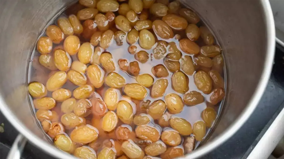 সকালে কিশমিশ ভেজানো পানি খেলে শরীরে যে পরিবর্তন ঘটবে