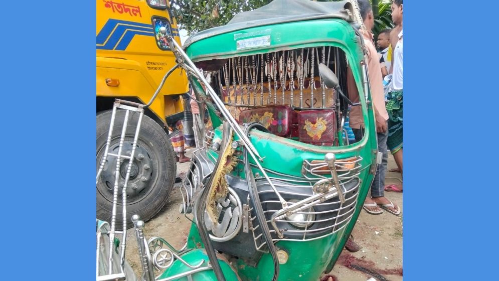 ত্রিশালে ট্রাক-সিএনজির মুখোমুখি সংঘর্ষে ২ জন নিহত