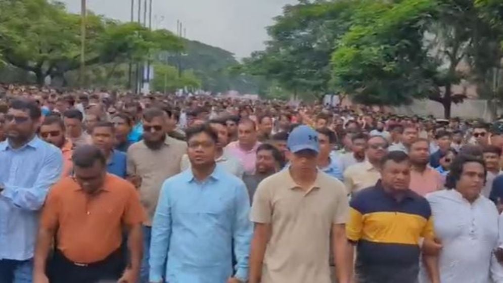 প্রতিষ্ঠাবার্ষিকীতে জিয়া ও খালেদা জিয়ার মাজারে ঢাকা দক্ষিণ যুবদলের শ্রদ্ধা