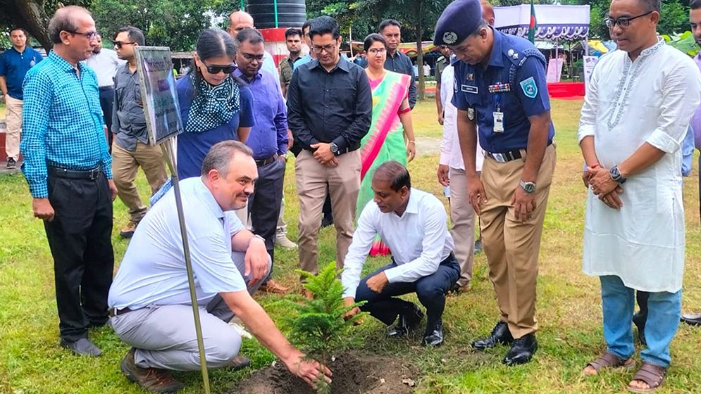 কান্তজিউ মন্দির প্রাঙ্গণে ক্রিসমাস ট্রি রোপণ করলেন মার্কিন রাষ্ট্রদূত