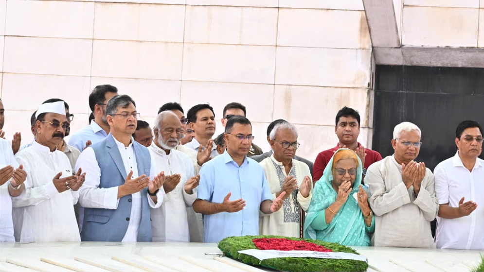 জিয়াউর রহমান ও খালেদা জিয়ার সমাধিতে প্রধানমন্ত্রীর শ্রদ্ধা