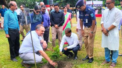 কান্তজিউ মন্দির প্রাঙ্গণে ক্রিসমাস ট্রি রোপণ করলেন মার্কিন রাষ্ট্রদূত