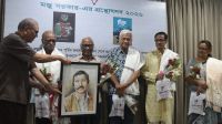 ‎‘নিজেকে ব্যর্থ লেখক মনে হয়’
