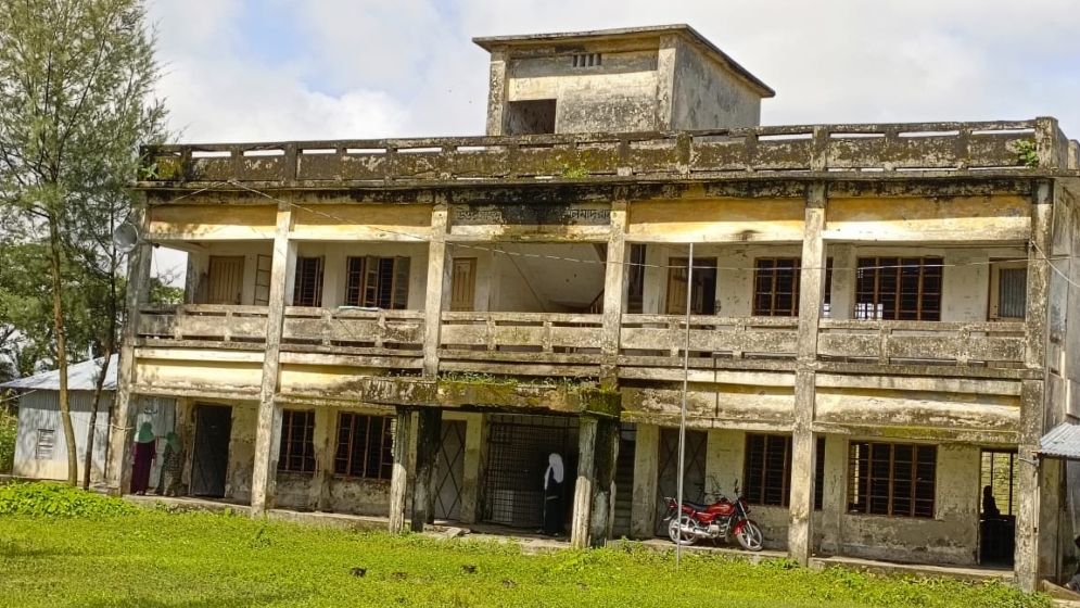 মনপুরায় ঝুঁকিপূর্ণ ভবনে চলছে পাঠদান