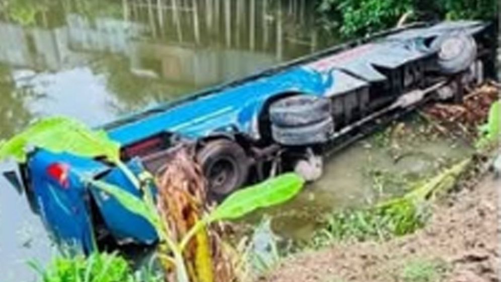 মুখোমুখি সংঘর্ষে ট্রাক উল্টে গেল সড়কে, বাস পড়ল পুকুরে