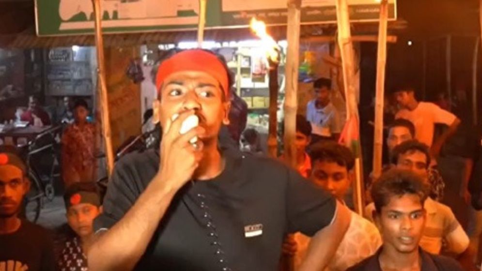 পুলিশ ছাত্রদল নেতাকে চিনতে না পারায় থানার সামনে মশাল মিছিল!