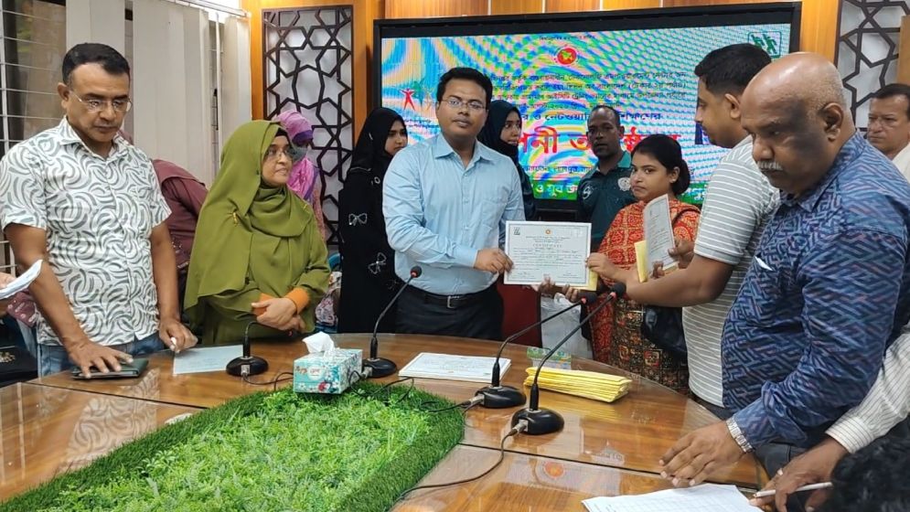 ভাতার টাকা কেটে অডিট কর্মকর্তাদের নাশতা