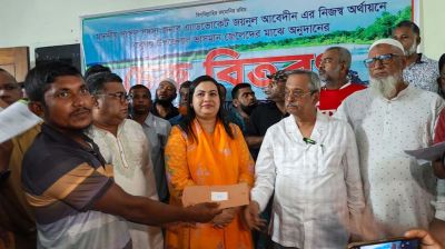 নির্বাচনি প্রতিশ্রুতি রক্ষায় বেতনের টাকা জেলেদের মাঝে বিতরণ করেছি