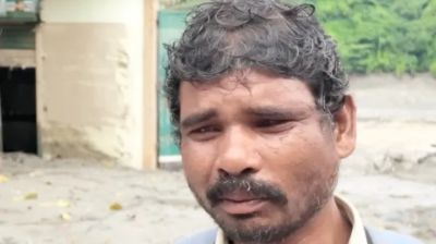 বন্যায় নিখোঁজ একমাত্র ছেলে, ধার করা দুই হাজার রুপিতে দিনের পর দিন খুঁজছেন বাবা
