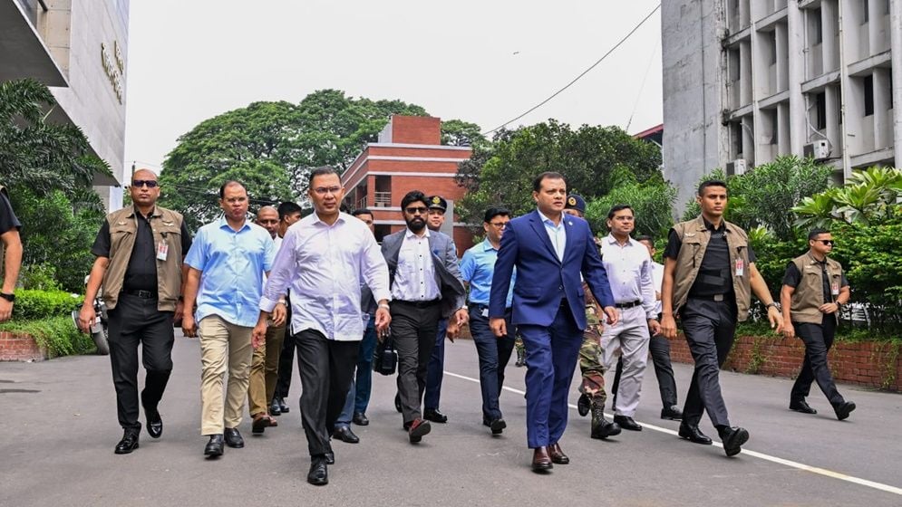 অনুষ্ঠানে যোগ দিতে হেঁটে হেঁটে সচিবালয় থেকে ওসমানীতে প্রধানমন্ত্রী
