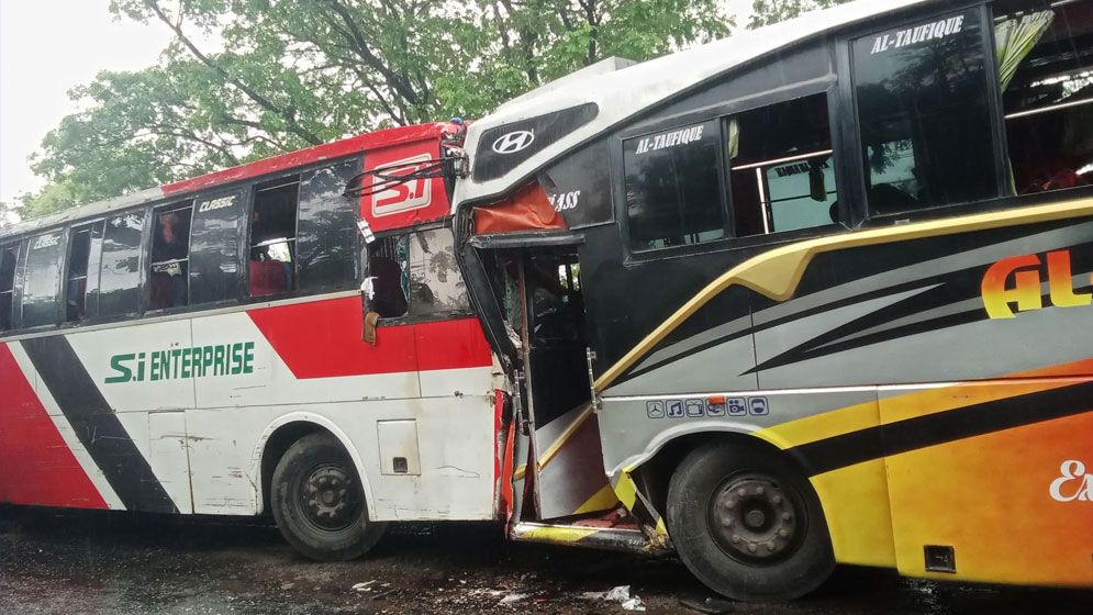 পিকনিক বাসের সঙ্গে যাত্রীবাহী গাড়ির সংঘর্ষ, আহত ৩০