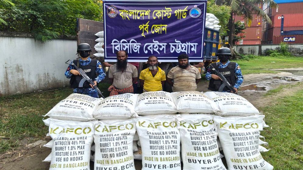 বিপুল পরিমাণ সারসহ ট্রাক জব্দ, ৩ পাচারকারী গ্রেফতার