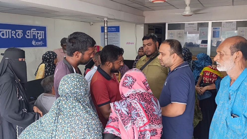 ফ্যামিলি কার্ডের নামে বয়স্ক নারীদের ভিড়