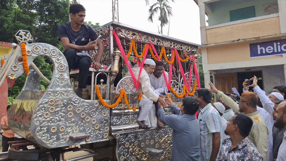 ফরিদগঞ্জে ৬ অবসরপ্রাপ্ত শিক্ষকের রাজকীয় বিদায়