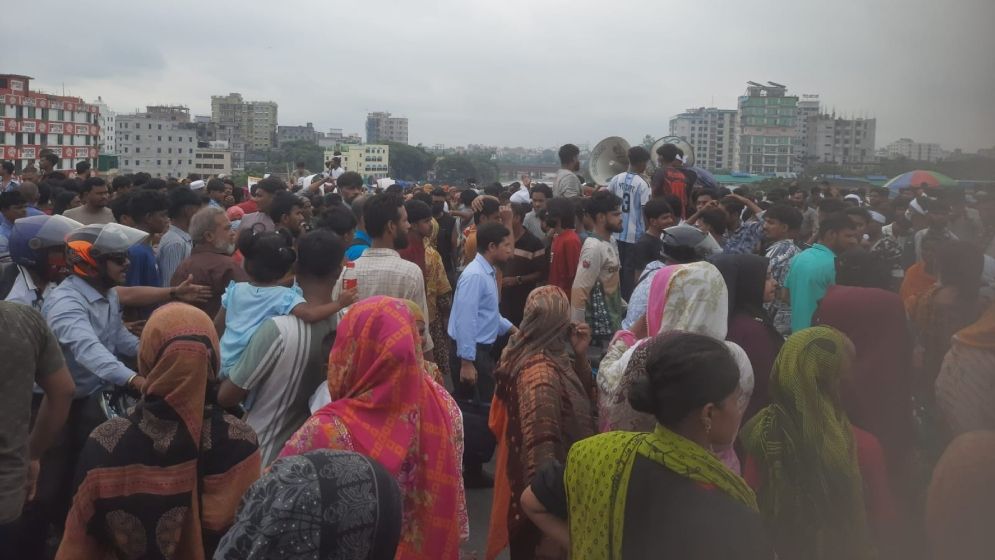 বস্তি উচ্ছেদের প্রতিবাদে বিক্ষোভ, ঢাকা-ময়মনসিংহ মহাসড়ক অবরোধ