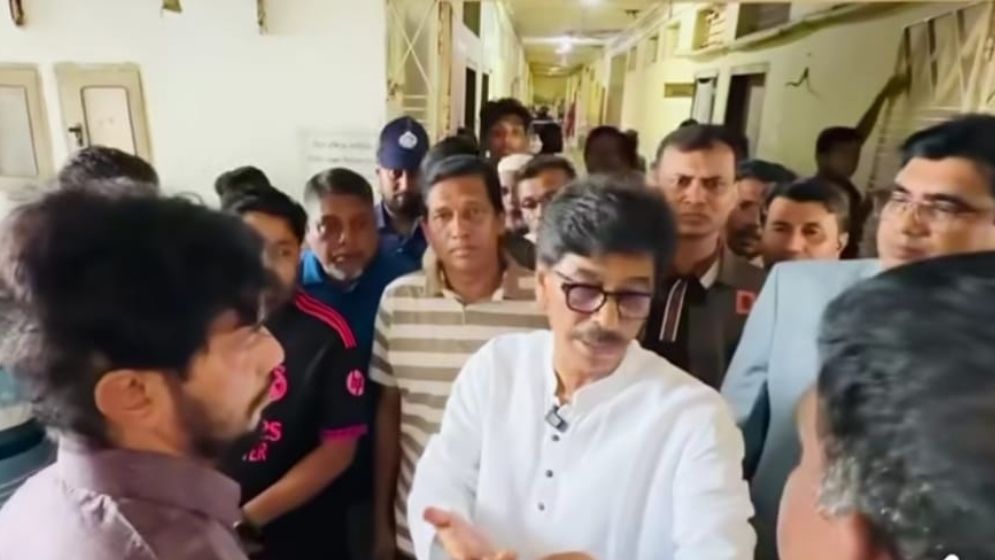 হারপিক নিয়ে আসেন, আমি বাথরুম ক্লিন করব: কৃষিমন্ত্রী
