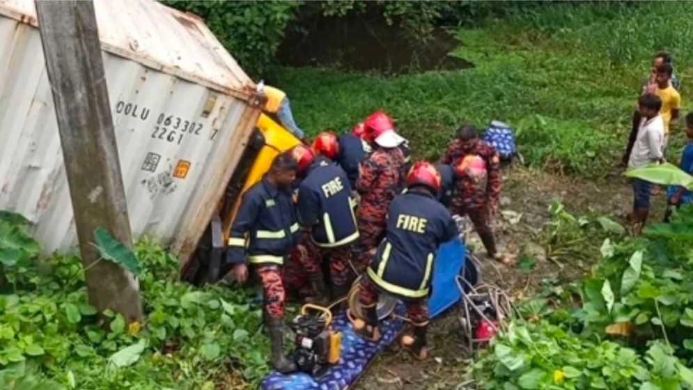 দুর্ঘটনার ৪ ঘণ্টা পর কাভার্ড ভ্যানের ভেতর থেকে চালক উদ্ধার