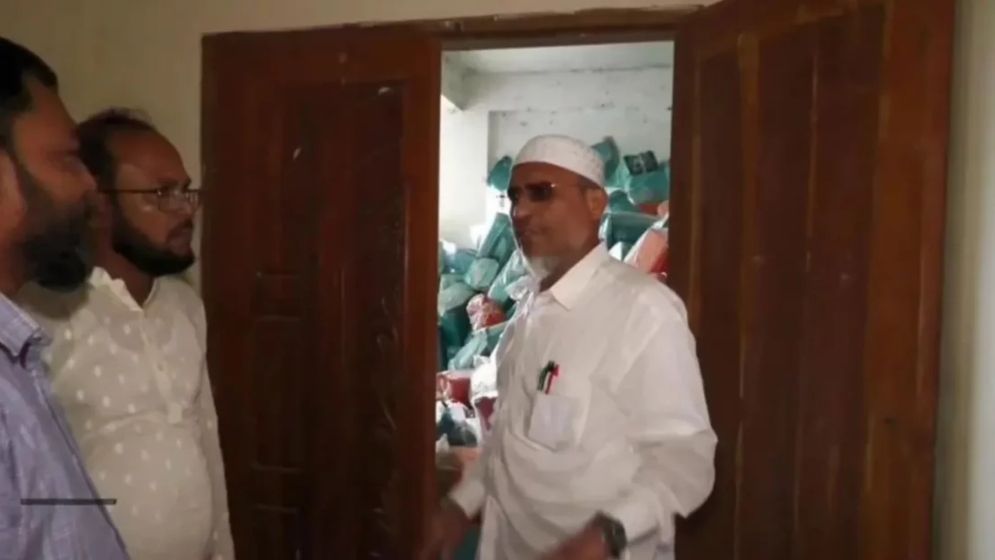 পৌর ভবনে স্তুপ করে রাখা হয়েছে শত শত ডাস্টবিন, ক্ষুব্ধ বাবরের প্রশ্ন- সমস্যাটা কোথায়?