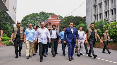 অনুষ্ঠানে যোগ দিতে হেঁটে হেঁটে সচিবালয় থেকে ওসমানীতে প্রধানমন্ত্রী