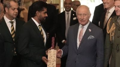 রাজা চার্লসকে স্বাক্ষরিত ব্যাট উপহার দিলেন বাবর আজম