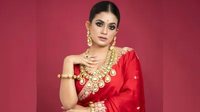 অভিনয় থেকে কেন দূরে গ্ল্যামারগার্ল মন্দিরা?