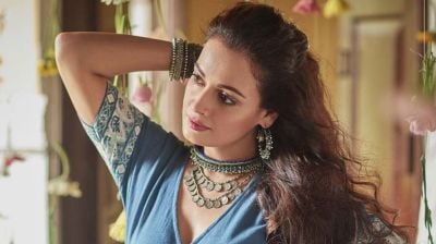৪৪ পেরিয়েও দিয়া মির্জার ত্বকে ঝলমলে আভা, রহস্য কী