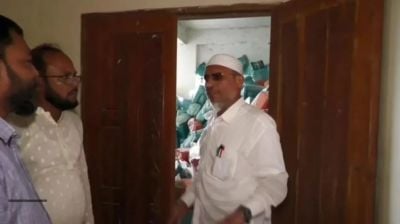 পৌর ভবনে স্তুপ করে রাখা হয়েছে শত শত ডাস্টবিন, ক্ষুব্ধ বাবরের প্রশ্ন- সমস্যাটা কোথায়?