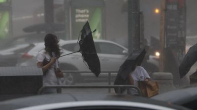 টরন্টোতে শক্তিশালী বজ্রঝড়ে ফ্লাইট বাতিল, বিদ্যুৎ বিচ্ছিন্ন ৪৫ হাজার গ্রাহকের